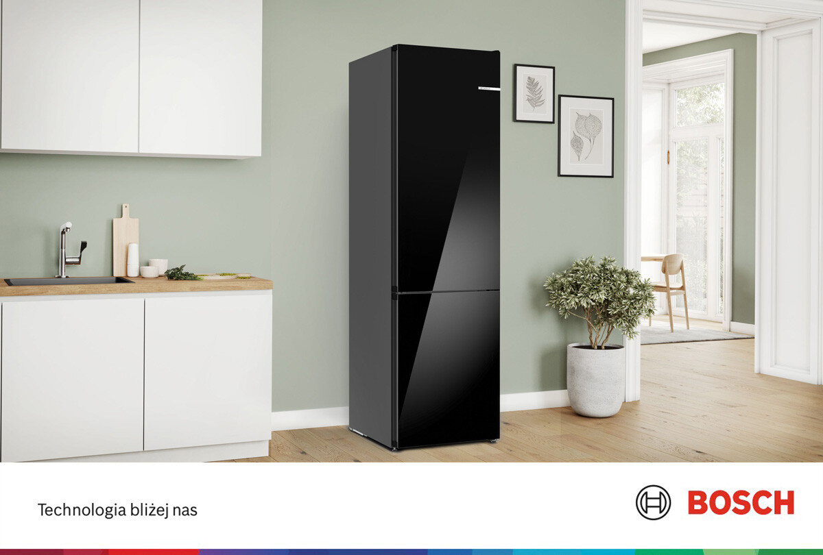 LODÓWKA BOSCH KGN39LBCF BLACK Pierwsze zdjęcie przedstawia czarną lodówkę wolnostojącą ustawioną w nowoczesnej, jasnej kuchni z drewnianą podłogą i zielonymi ścianami. Na dole widnieje logo marki BOSCH oraz hasło „Technologia bliżej nas”