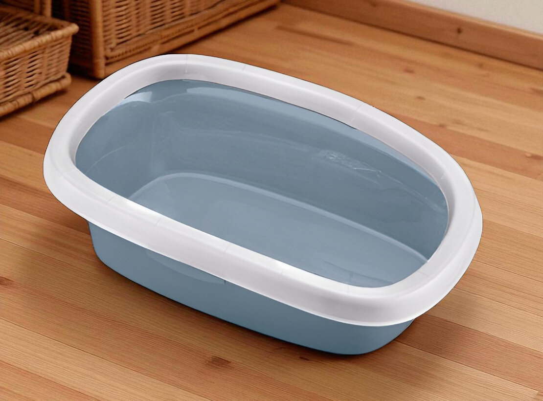 Kuweta dla kota STEFANPLAST Sprint 10 96582 Niebieski postawiona na podłodze w domu w tle meble rośliny