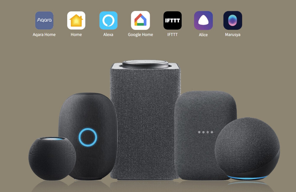 Na obrazie widoczne są różne inteligentne głośniki w ciemnych kolorach, ustawione na tle z ikonami aplikacji: Aqara Home, Home, Alexa, Google Home, IFTTT, Alice, Marusya. Głośniki mają różne kształty, w tym kuliste i cylindryczne, z podświetlanymi elementami.