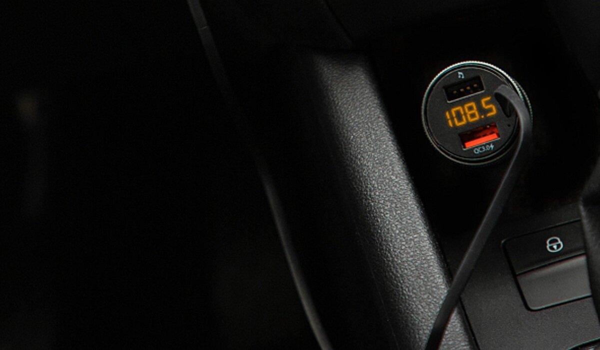 Transmiter BLOW 74-152 gadżet do samochodu Bluetooth nowoczesne technologie Szybkie ładowanie