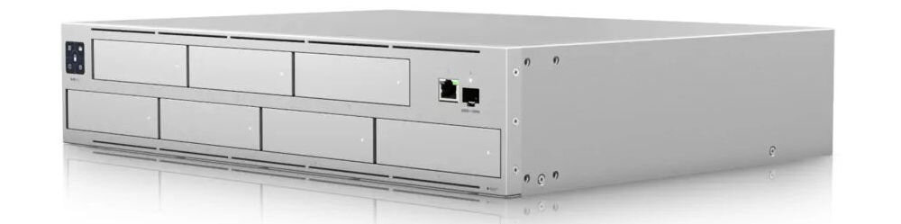 Rejestrator UBIQUITI UNVR-Pro-EU rejestrator na białym tle pod kątem wideo zapis materiału z 60 kamer Full HD 20 kamer w 4K 60 dni 7 dysków formaty macierze RAID 1 RAID 5 RAID 10