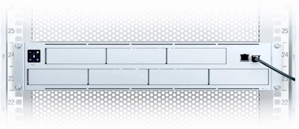 Rejestrator UBIQUITI UNVR-Pro-EU urządzenie na białym tle porty sprawne przesyłanie dużych ilości danych obudowa o wysokości 2U montaż w szafie rack wyświetlacz dotykowy UniFi SmartPower USP-RPS ochrona działania systemu