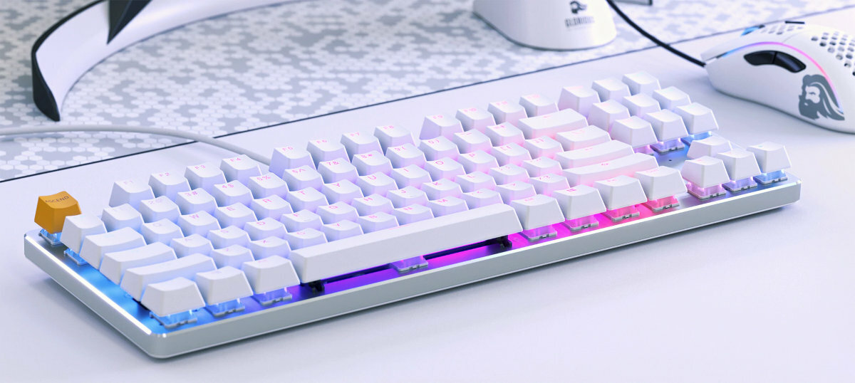 GLORIOUS-white-ice-GMMK-TKL skos lifestyle