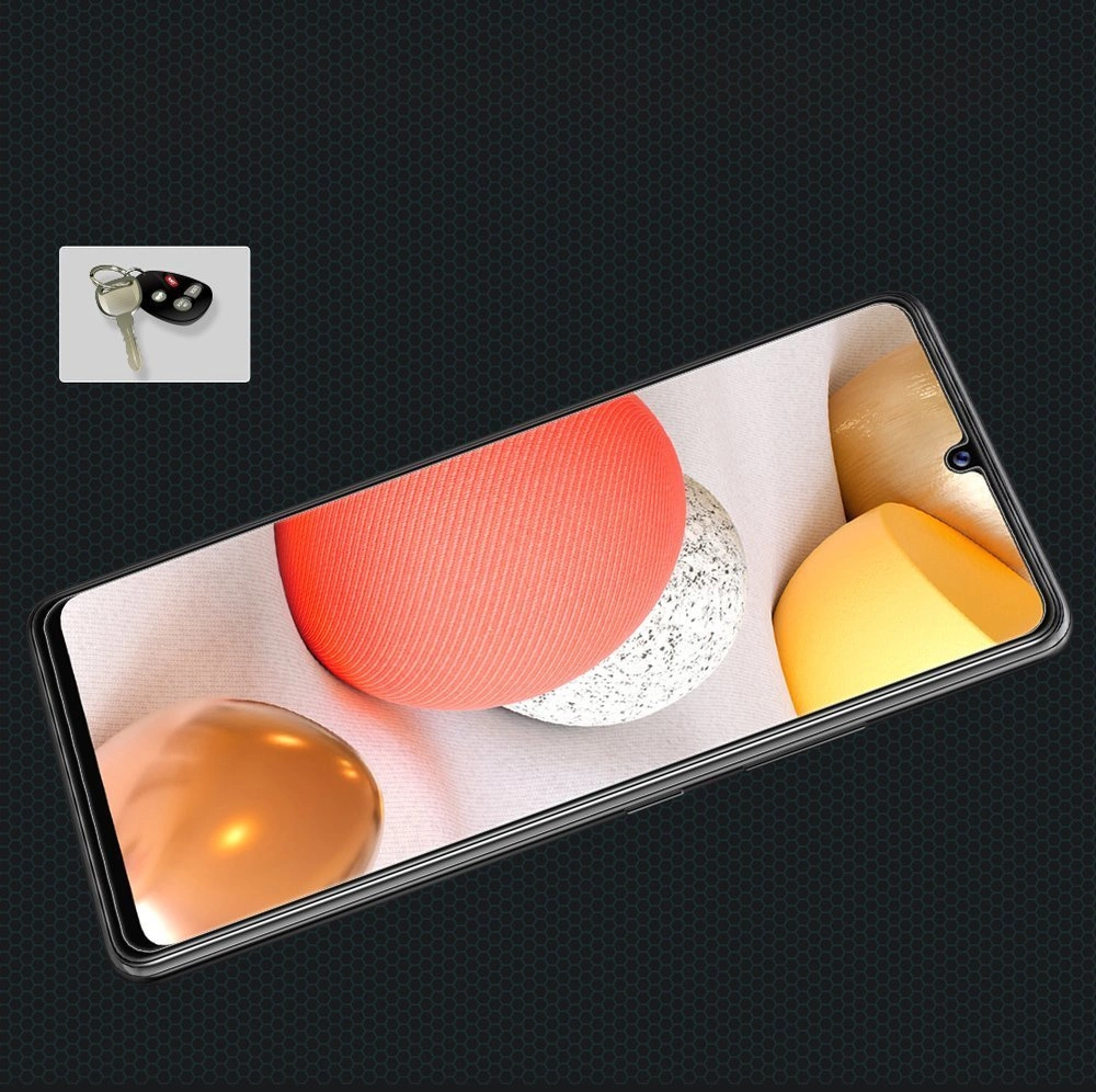 Na obrazie widoczny jest smartfon z kolorowym wyświetlaczem, na którym znajdują się abstrakcyjne kształty. Obok telefonu znajduje się brelok z kluczem i pilotem.