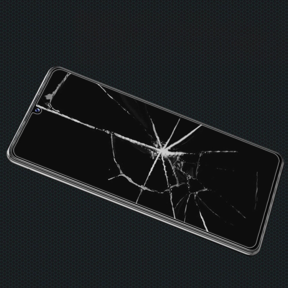 Na obrazie widoczny jest smartfon z pękniętym ekranem na ciemnym tle. Ekran ma wyraźne pęknięcia rozchodzące się promieniście od jednego punktu.