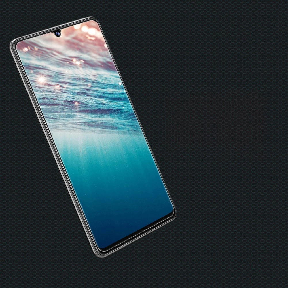Smartfon z wyświetlaczem pokazującym obraz podwodny z promieniami światła. Tło jest ciemne z delikatnym wzorem siatki.