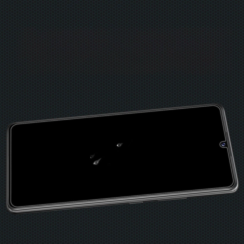 Na obrazie widoczny jest smartfon z ciemnym ekranem, na którym znajdują się krople wody. Tło ma wzór w drobną siatkę heksagonalną.