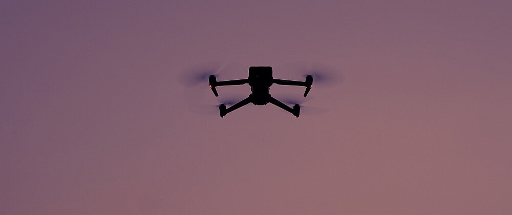 Dron DJI Mavic 3 lot sterowanie kamera rozdzielczość nagrywanie ładowanie akumulator pojemność zestaw opis cechy zalety śmigła obiektyw