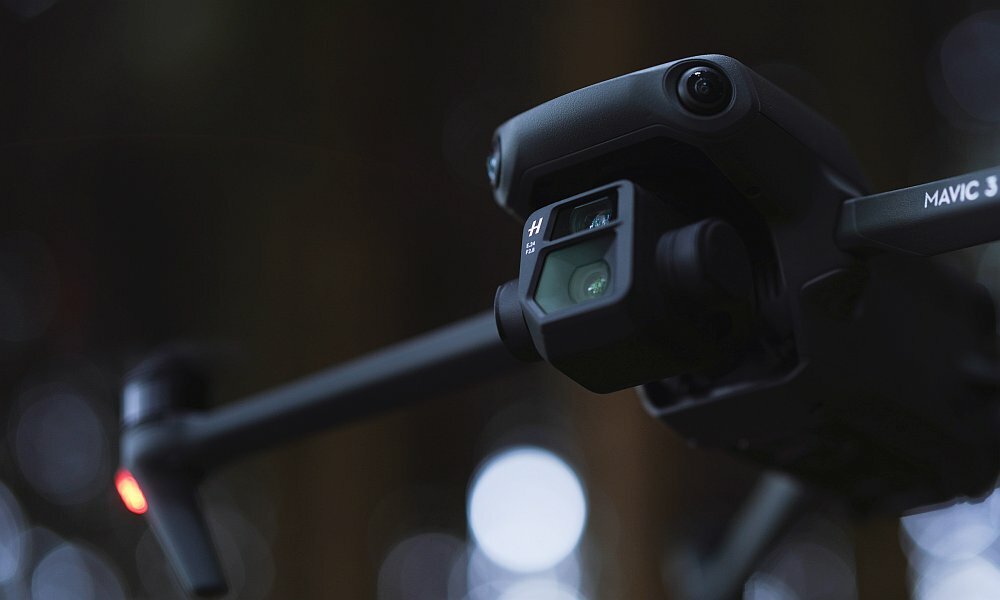Dron DJI Mavic 3 lot sterowanie kamera rozdzielczość nagrywanie ładowanie akumulator pojemność zestaw opis cechy zalety śmigła obiektyw