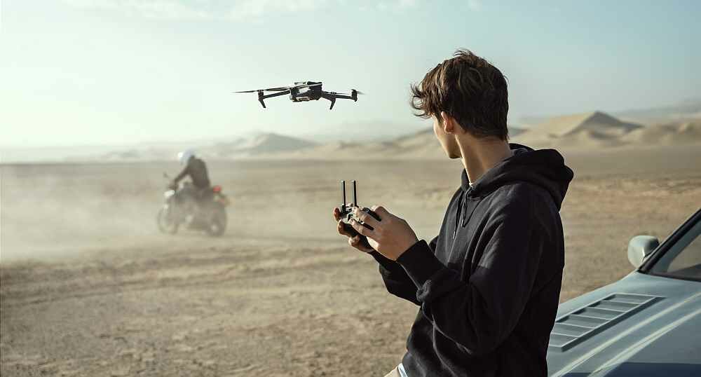 Dron DJI Mavic 3 lot sterowanie kamera rozdzielczość nagrywanie ładowanie akumulator pojemność zestaw opis cechy zalety śmigła obiektyw