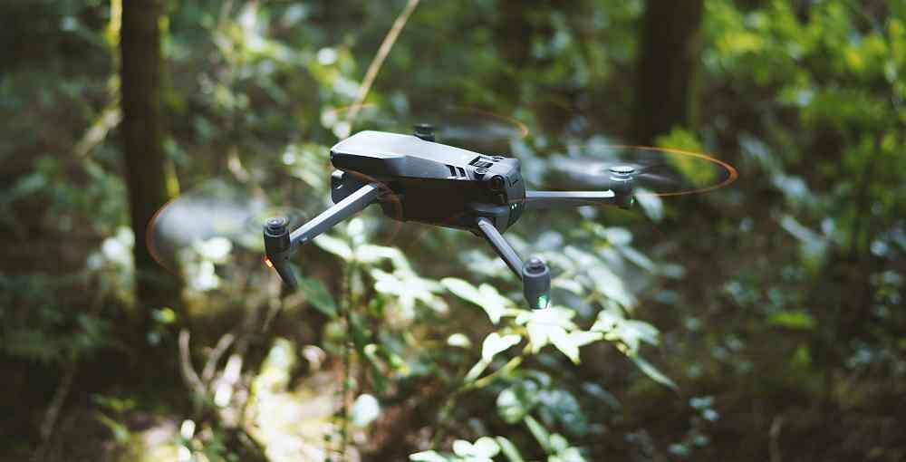 Dron DJI Mavic 3 lot sterowanie kamera rozdzielczość nagrywanie ładowanie akumulator pojemność zestaw opis cechy zalety śmigła obiektyw