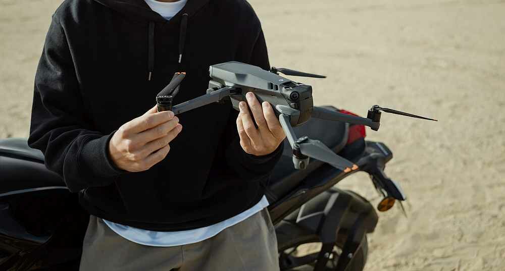 Dron DJI Mavic 3 lot sterowanie kamera rozdzielczość nagrywanie ładowanie akumulator pojemność zestaw opis cechy zalety śmigła obiektyw