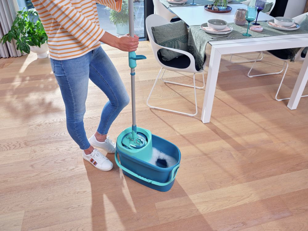 Zestaw z mopem LEIFHEIT Clean Twist M Ergo system odwirowywania  mechanizm umieszczony w drążku Wystarczy zwolnić blokadę i nacisnąć uchwyt od delikatnych paneli po płytki ceramiczne