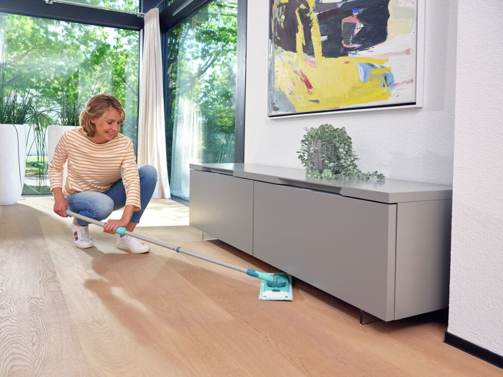 Zestaw z mopem LEIFHEIT Clean Twist M Ergo Pełna kontrola i łatwy zasięg Przegub obrotowy 360°  ułatwienie  prowadzenie mopa w ruchu zygzakowym nawet w wąskich przestrzeniach