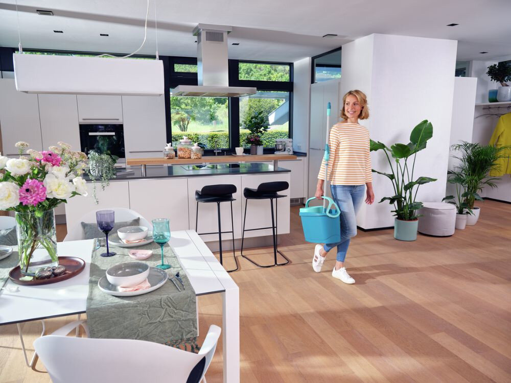 Zestaw z mopem LEIFHEIT Clean Twist M Ergo wiadro z uchwytem Wiadro o ergonomicznym kształcie wygodny uchwyt ze specjalnym wgłębieniem utrzymuje drążek mopa