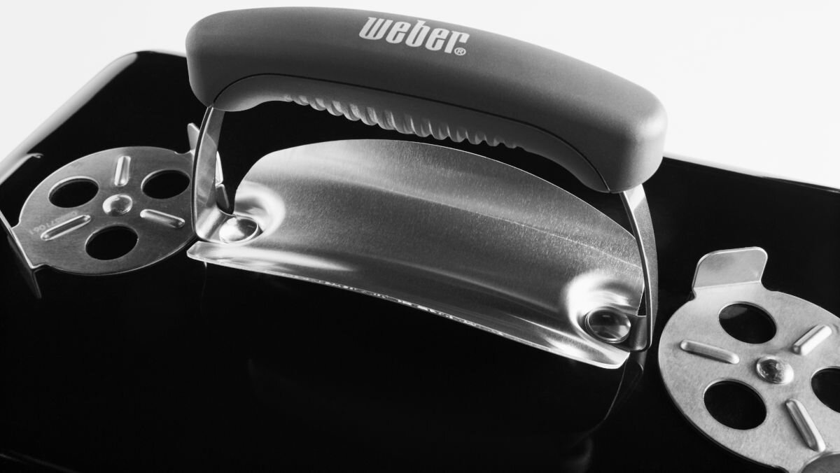 Grill węglowy WEBER Go-Anywhere 1131004, czyszczenie, przechowywanie, kompaktowy, wygoda, Detal pokrywy: uchwyt z logo Weber i okrągłe wywietrzniki.