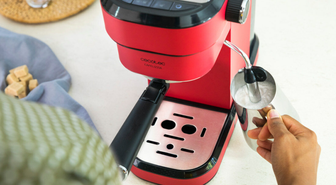Кофеварка CECOTEC Cafelizzia 790 Shiny Pro Red с функцией вспенивания молока