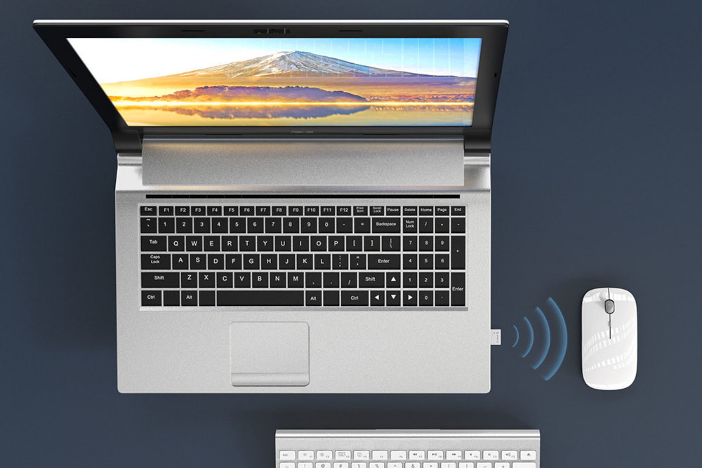 ORICO BTA-508-BK-BP tworzywa ABS trwałość prostą instalację portu USB-A sterowniki - adapter podpięty do urządzenia do laptopa obok myszka