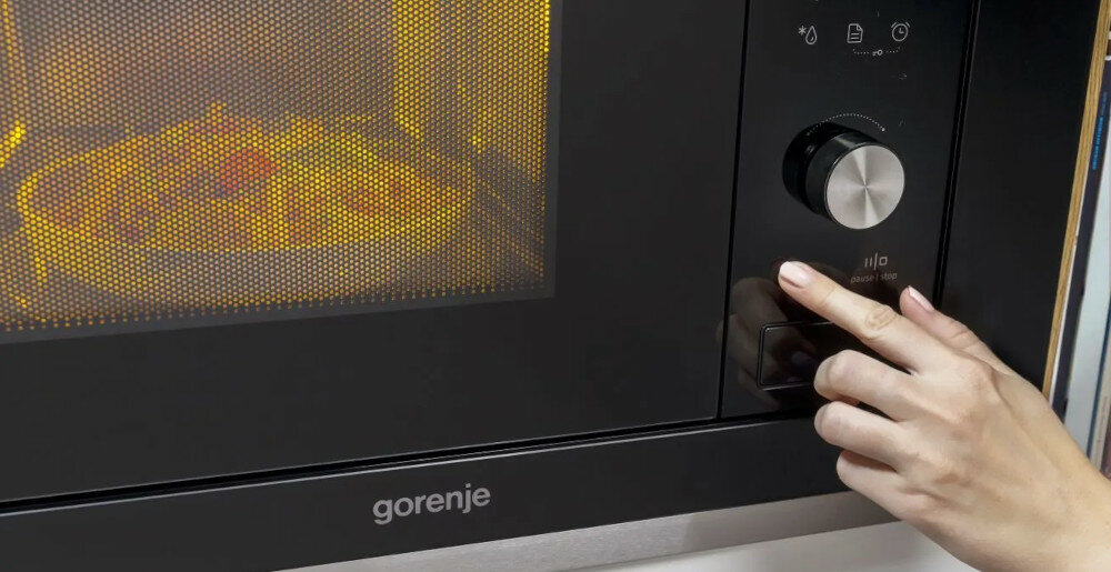 Kuchenka mikrofalowa GORENJE BM201AG1BG sterowanie dotykowe czujniki wyświetlacz