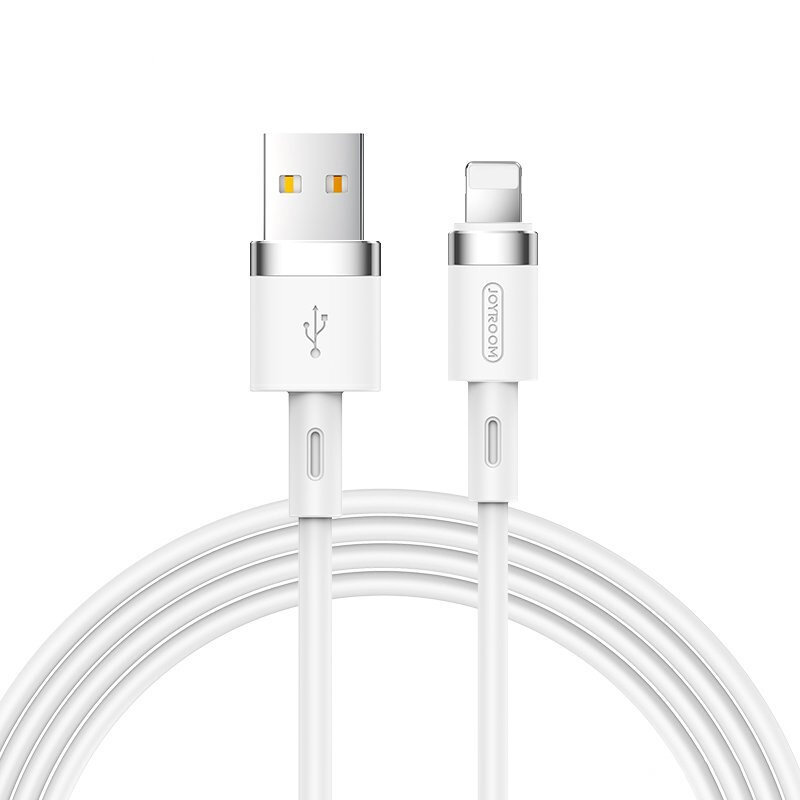 Na obrazie widoczny jest biały kabel USB z końcówkami USB i Lightning. Na jednej z końcówek znajduje się napis \'JOYROOM\'.