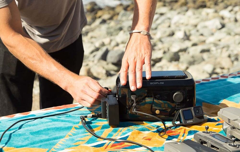 Stacja zasilania ECOFLOW River Mini Wireless kilka urządzeń czas porty