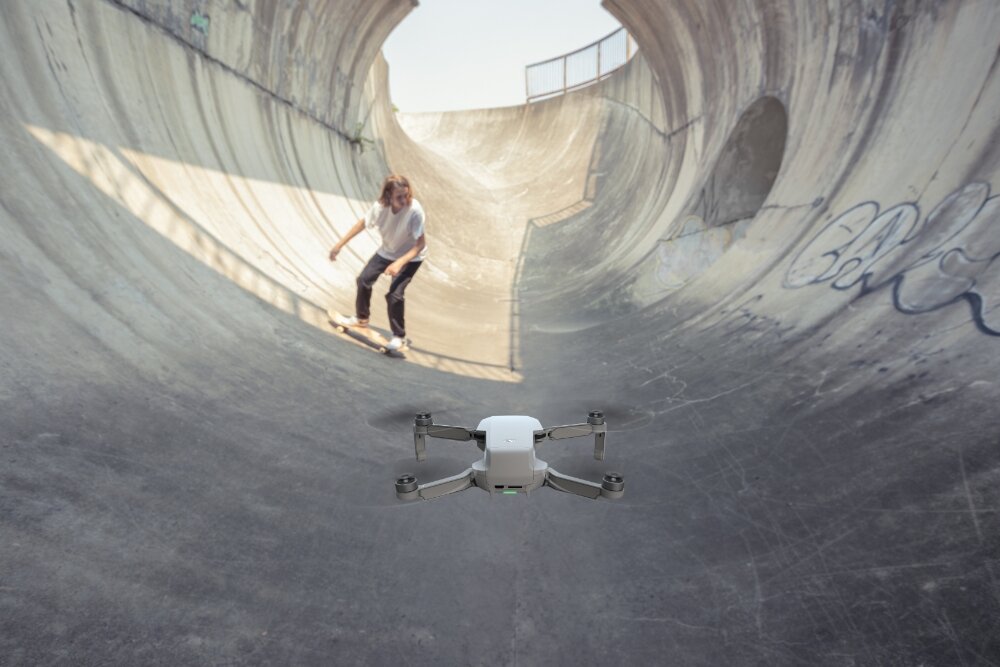 Dron DJI Mini SE lot kamera rozdzielczość filmy nagrywanie zdjęcia sterowanie aparatura bateria pojemność ładowanie