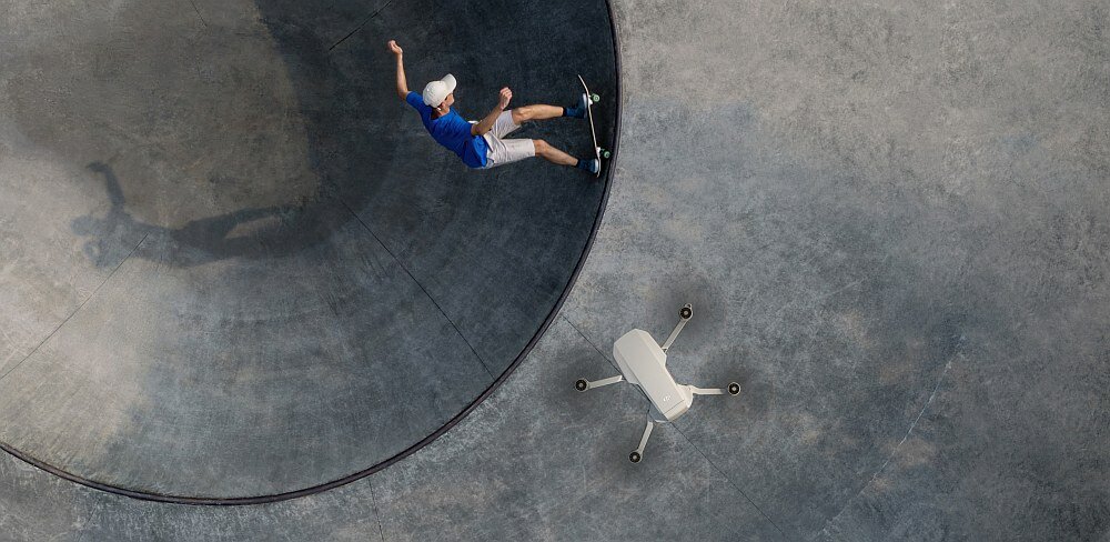 Dron DJI Mini SE lot kamera rozdzielczość filmy nagrywanie zdjęcia sterowanie aparatura bateria pojemność ładowanie