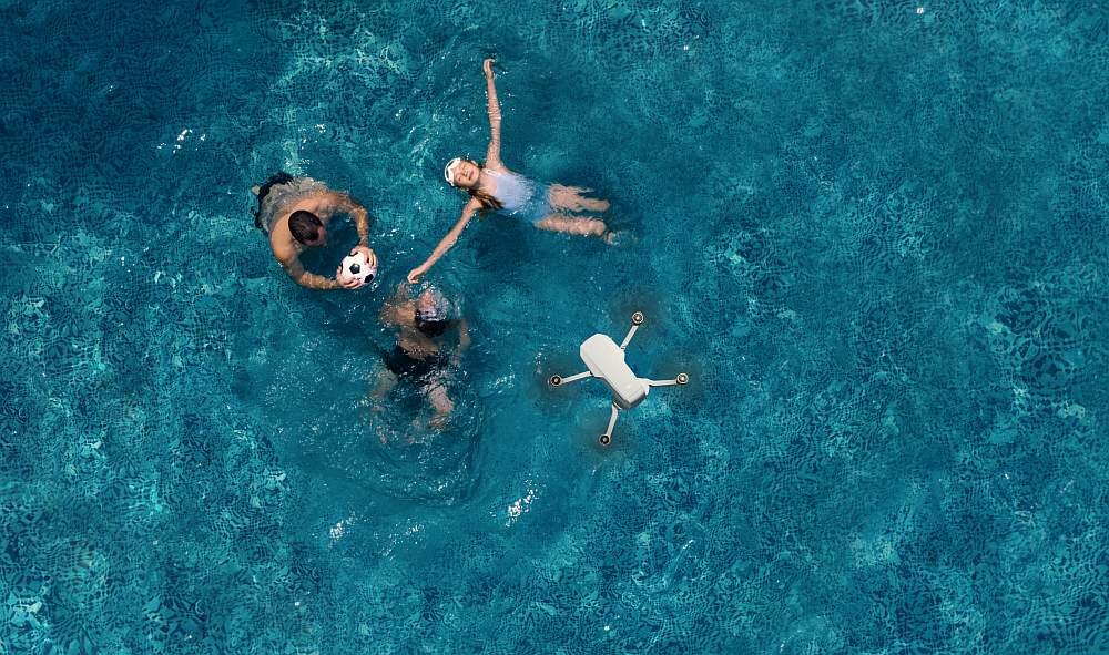 Dron DJI Mini SE lot kamera rozdzielczość filmy nagrywanie zdjęcia sterowanie aparatura bateria pojemność ładowanie
