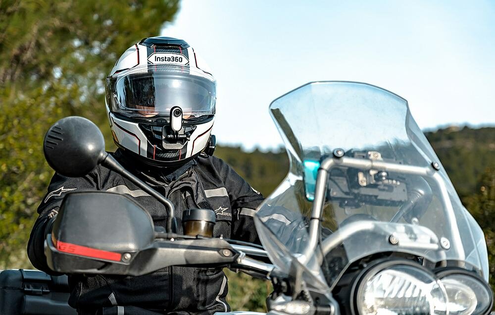 Kamera sportowa INSTA360 Go 2 obraz filmy matryca rozdzielczość  stabilizacja ładowanie bateria ładowanie montaż zdjęcia