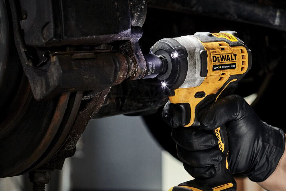 Klucz udarowy DEWALT DCF901P1 prędkośćo obrotowa częstość udarów moment obrotowy zrywający