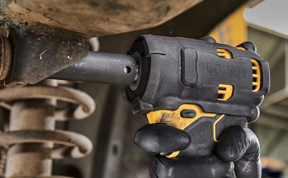 Klucz udarowy DEWALT DCF901P1G uchwyt zewnętrzny współpracuje z nasadkami 1/2 i 3/8 cala uniwersalność klucza