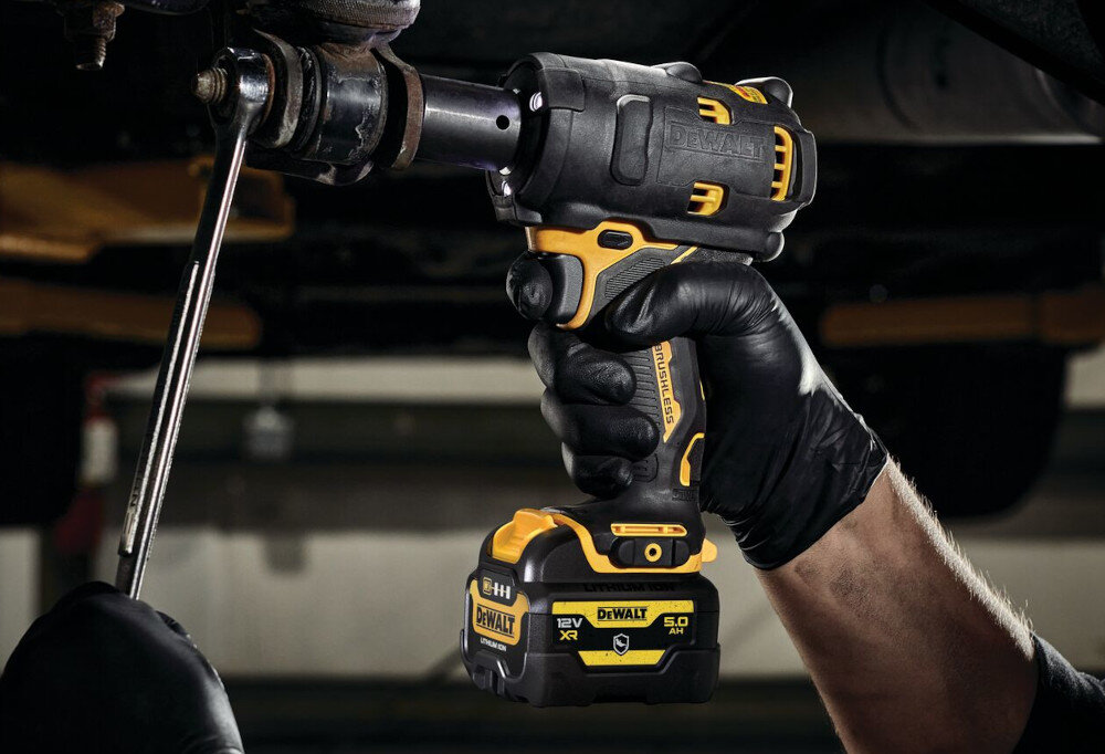 Klucz udarowy DEWALT DCF901P1G miękka rękojeść urządzenia ergonomiczny kształt niski poziom drgań