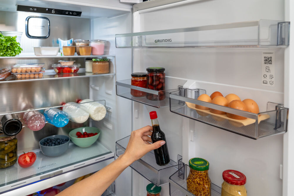 Lodówka GRUNDIG GKNI56930FN metalowa ściana