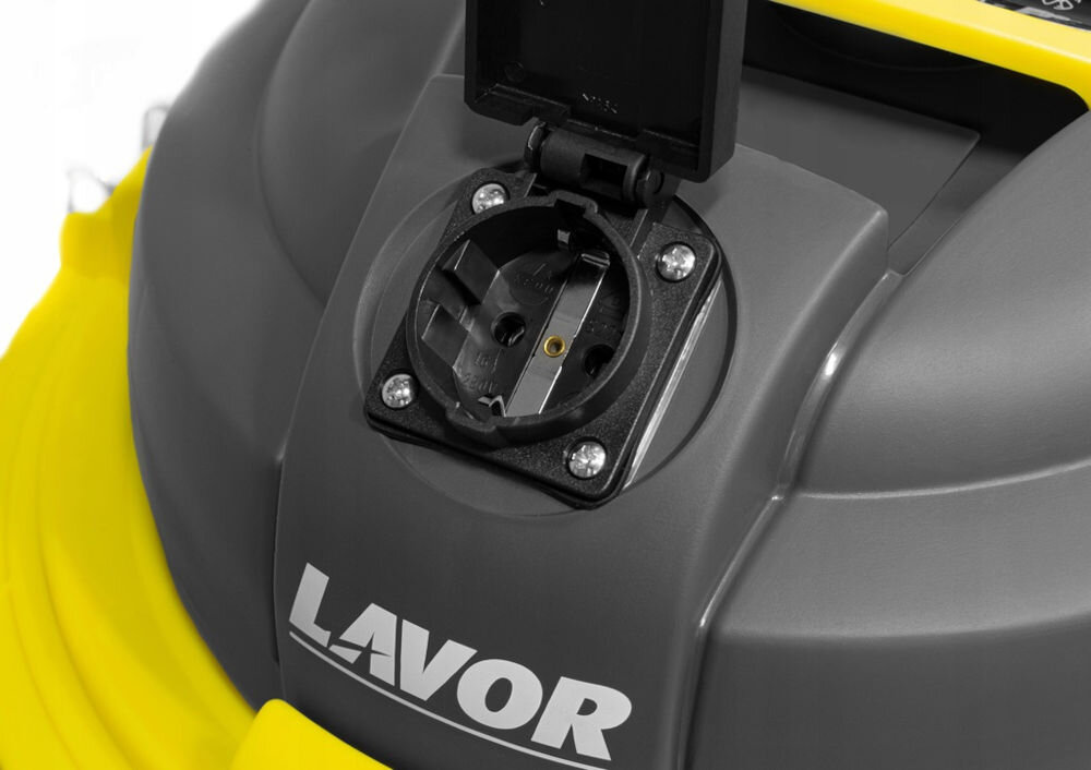 Odkurzacz warsztatowy LAVOR WTP 50 XE zintegrowane gniazdo 230 V podłączenie dodatkowych akcesoriów urządzeń zwiększona wygoda efektywność sprzątania zestaw bogate akcesoria wąż wkład na sucho na mokro adapter ssawka filtry wszechstronne efektywne czyszczenie 