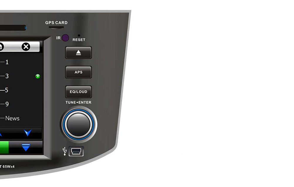 Panel sterowania z przyciskami oznaczonymi jako IR, RESET, APS, EQ/LOUD oraz pokrętłem TUNE+ENTER. Widoczny jest także slot na kartę GPS i ikony na ekranie.
