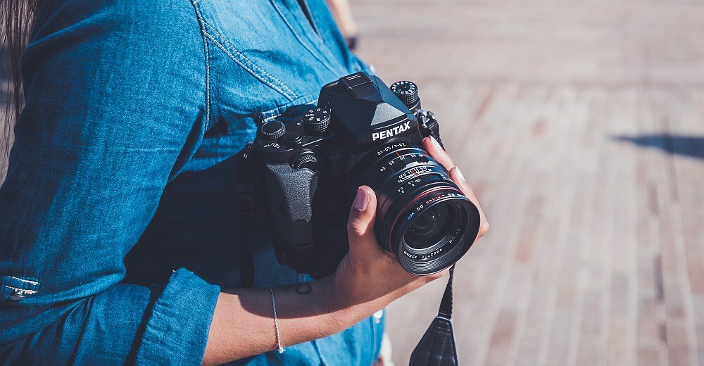 Aparat PENTAX KP matryca zdjęcia filmy pamięć rozdzielczość obiektyw af ostrość stabilizacja ekran wizjer funkcje korpus obsługa pokrętła opis specyfikacja bateria