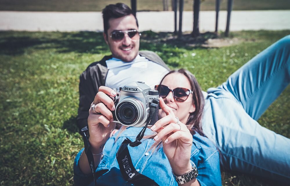 Aparat PENTAX KP matryca zdjęcia filmy pamięć rozdzielczość obiektyw af ostrość stabilizacja ekran wizjer funkcje korpus obsługa pokrętła opis specyfikacja bateria