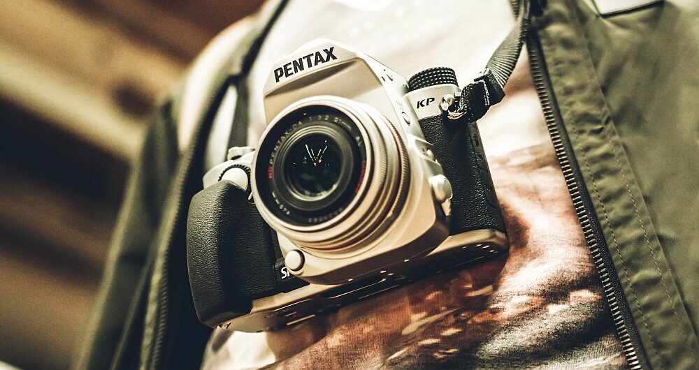 Aparat PENTAX KP matryca zdjęcia filmy pamięć rozdzielczość obiektyw af ostrość stabilizacja ekran wizjer funkcje korpus obsługa pokrętła opis specyfikacja bateria