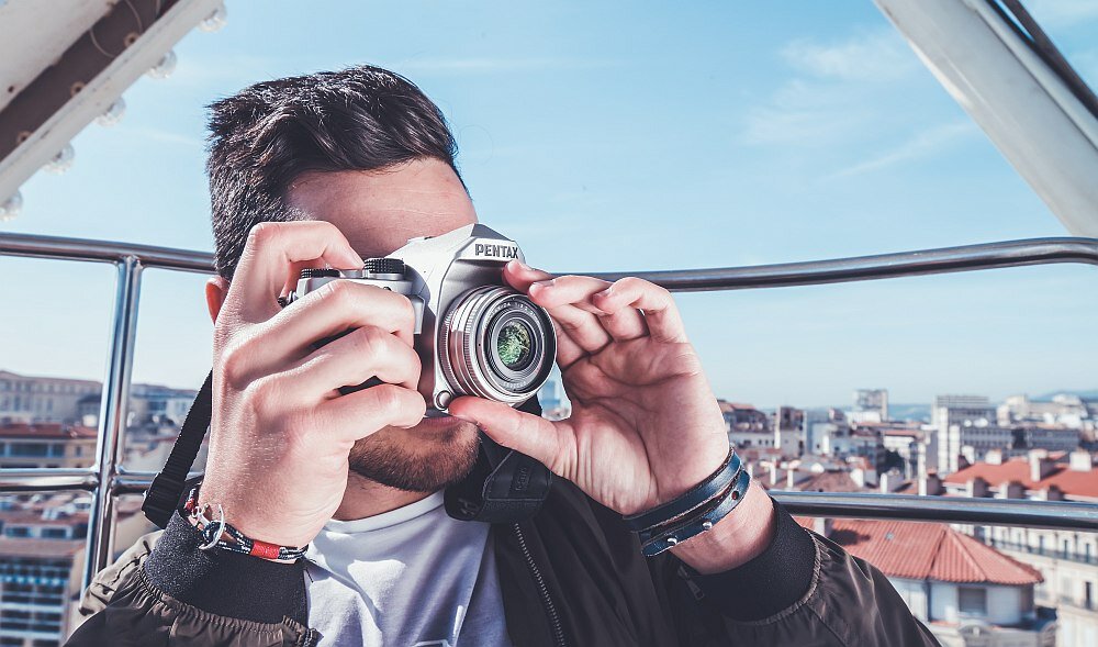 Aparat PENTAX KP matryca zdjęcia filmy pamięć rozdzielczość obiektyw af ostrość stabilizacja ekran wizjer funkcje korpus obsługa pokrętła opis specyfikacja bateria