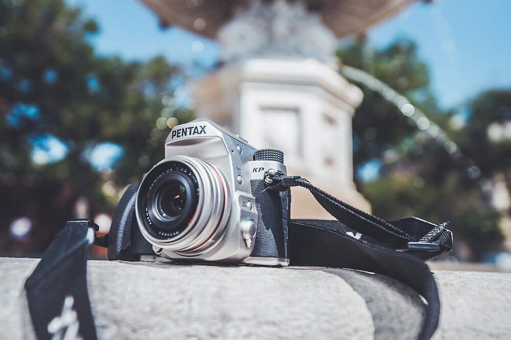 Aparat PENTAX KP matryca zdjęcia filmy pamięć rozdzielczość obiektyw af ostrość stabilizacja ekran wizjer funkcje korpus obsługa pokrętła opis specyfikacja bateria