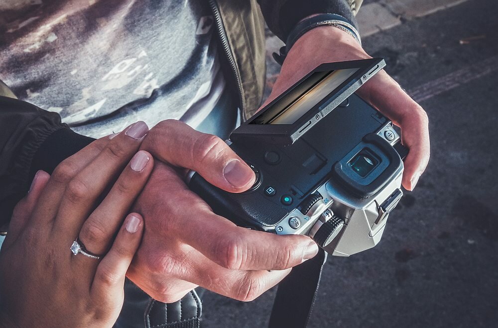Aparat PENTAX KP matryca zdjęcia filmy pamięć rozdzielczość obiektyw af ostrość stabilizacja ekran wizjer funkcje korpus obsługa pokrętła opis specyfikacja bateria
