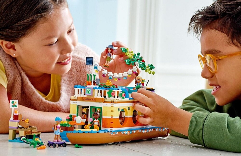 LEGO Friends Łódź mieszkalna na kanale 41702 Zapraszamy na ekologiczną łódź mieszkalną wymiary składa się z 737 elementów dla dzieci od 7 roku życia