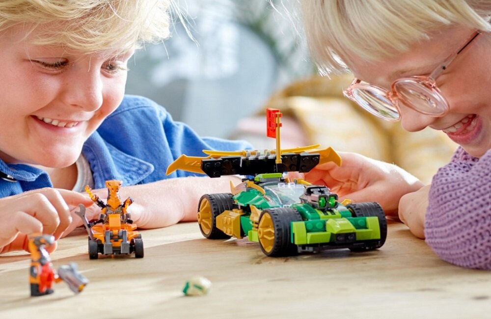 LEGO Ninjago Samochód wyścigowy Lloyda EVO 71763 Walka dobra ze złem Odgrywaj ekscytujące starcia