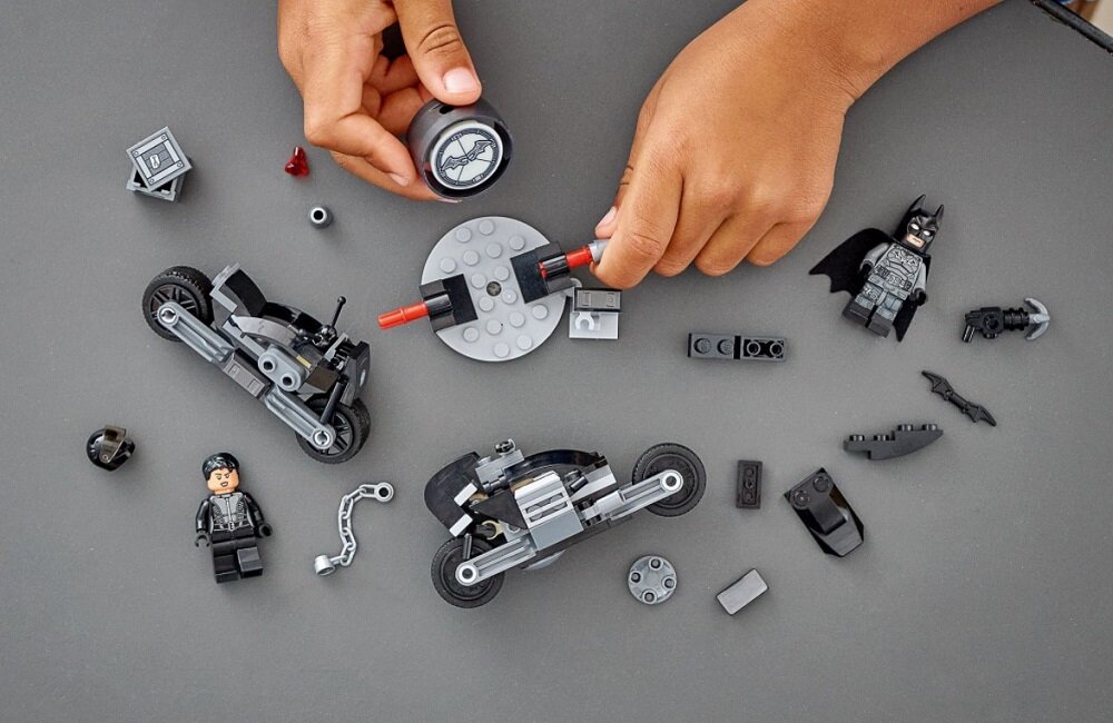 LEGO Batman Motocyklowy pościg Batmana i Seliny Kyle 76179 Bezpłatna aplikacja do zestawu