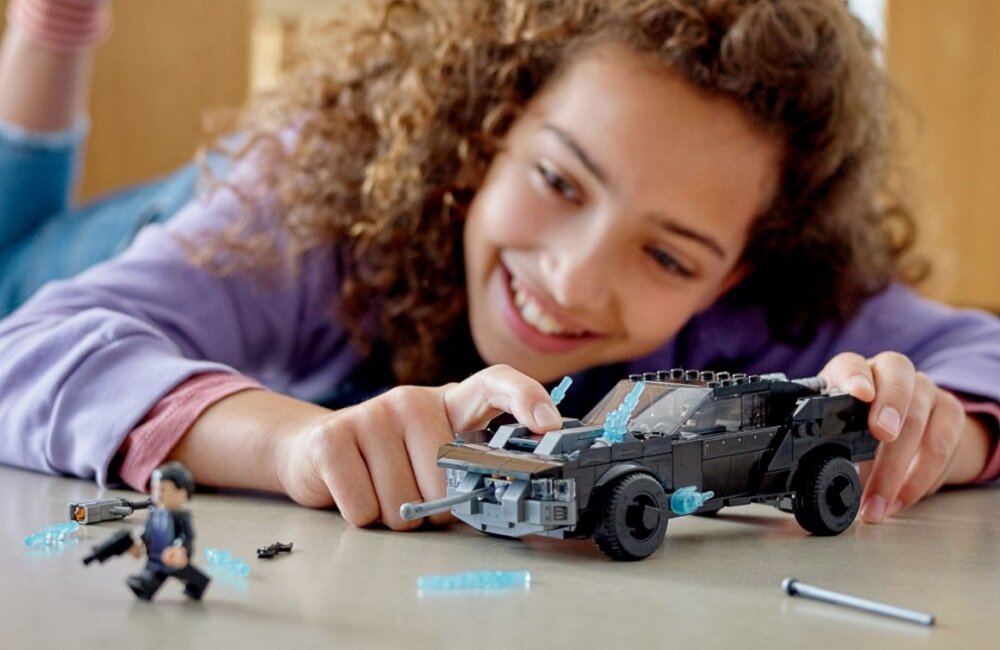 LEGO Batman Batmobil pościg za Pingwinem 76181 Fani Batmana będą zachwyceni Spraw uśmiech na twarzy swojej pociechy składa się z 392 elementów dla dzieci od 8 roku życia
