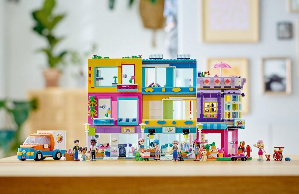 LEGO Friends Budynki przy głównej ulicy 41704 Zestaw z dzielnicą do opowiadania historii Tutaj nie ma miejsca na nudę