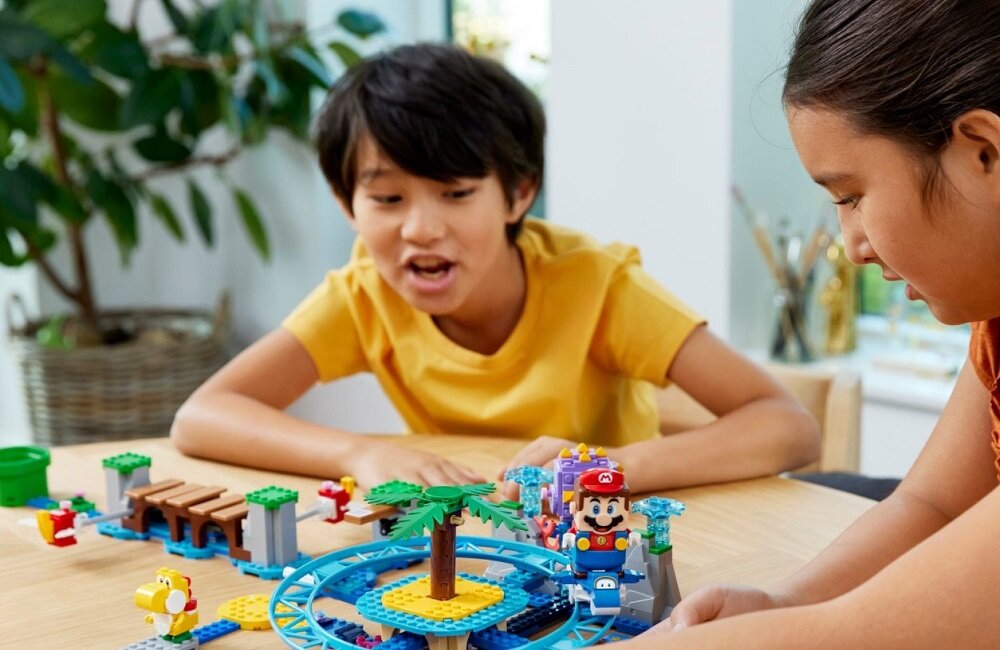 LEGO Super Mario Duży jeżowiec i zabawa na plaży zestaw rozszerzający 71400 Pozwoli powołać do życia ulubione postacie ze świata Super Mario Zestawy można rozszerzać i przerabiać urządzając niezliczone kreatywne wyzwania do interaktywnej zabawy wymagany jest zestaw startowy 71360 lub 71387
