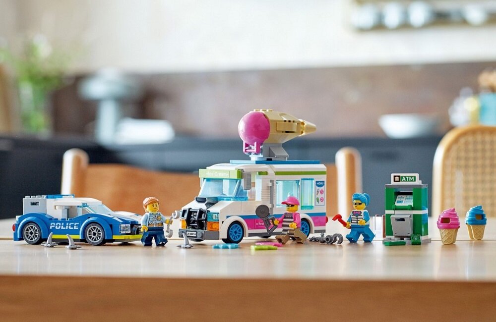 LEGO City Policyjny pościg za furgonetką z lodami 60314 Wszyscy fani serialu telewizyjnego LEGO City Adventures będą zachwyceni składa się z 317 elementów