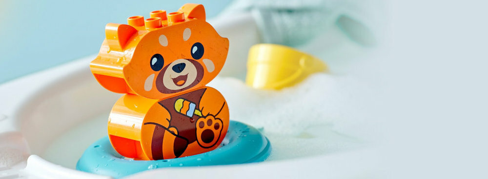 KLOCKI LEGO DUPLO ZABAWA W KAPIELI: PLYWAJACA CZERWONA PANDA na pianie we wannie