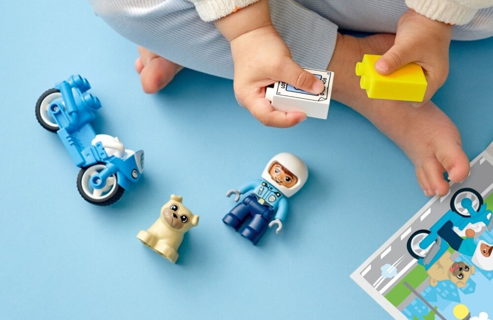 LEGO Duplo Motocykl policyjny 10967 Praktyczna zabawa z motocyklem Dołącz do policjanta na fajnym niebieskim motocyklu